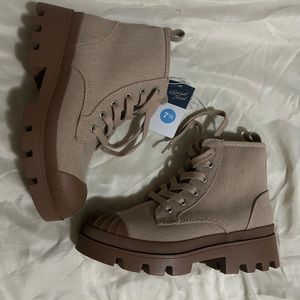 Brown boots 7.5 Universal Thread